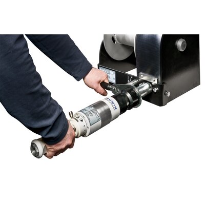 Rokas vinča ar elektroinstrumentu